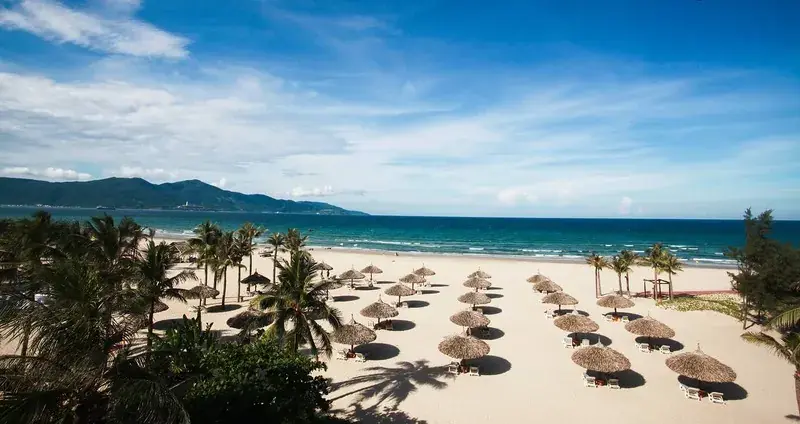Bãi biển Non Nước với cung đường biển
